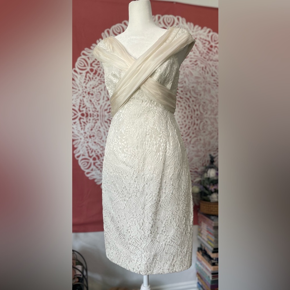 Elegant cream lace dress by Carmen Valvo fitted bodice size 4 cocktail